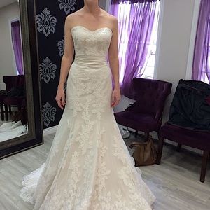 BNWT Essence of Australia Wedding Dress